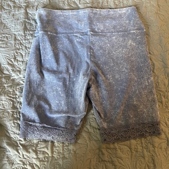 Size Large Women’s Colsie Blue Biker Shorts - Picture 4 of 4